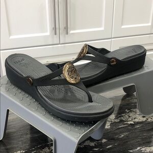 Crocs Sanrah Wedge Flip Flop Sandals – Black – Women’s Size 6
